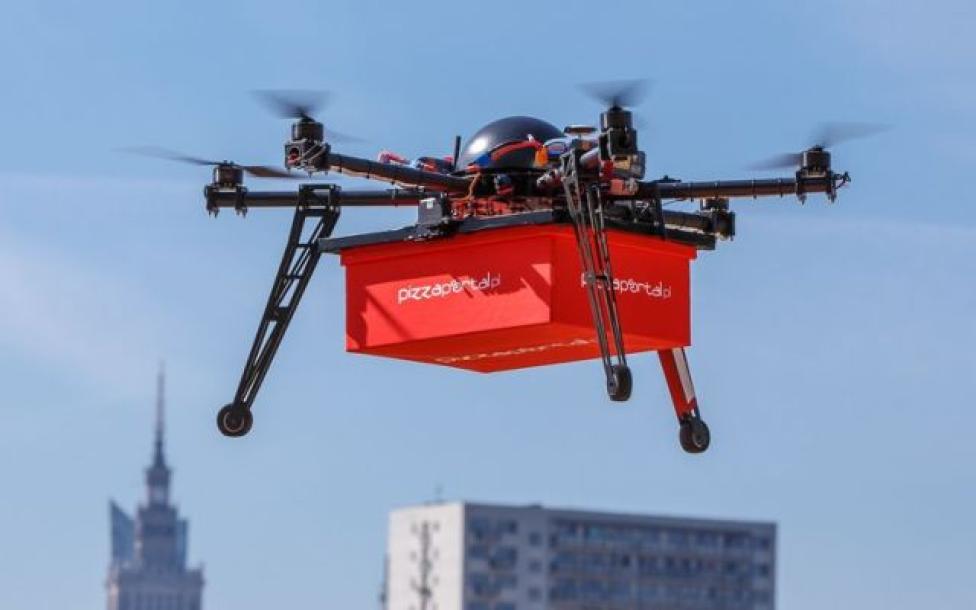 Pokaz dostawy jedzenia z użyciem drona (fot. PizzaPortal)