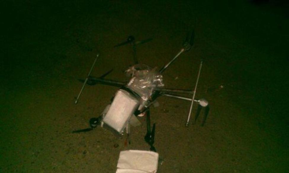 Meksyk: dron z narkotykami spadł na parking przed supermarketem (fot. facebook.com-policja Tijuana)