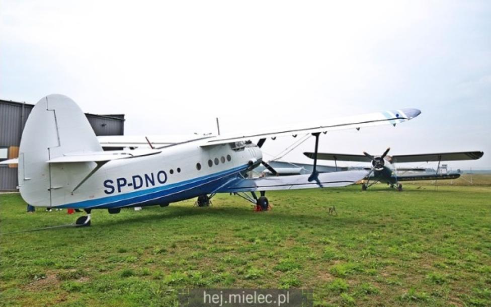 Dwa odnowione samoloty An-2 Aeroklubu Mieleckiego (fot. hej.mielec.pl)