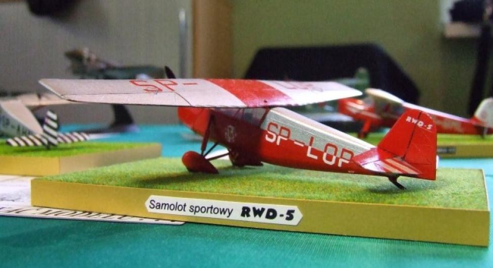 Model plastikowy samolotu RWD-5 (fot. kobzamodellfabrik.blogspot.com)