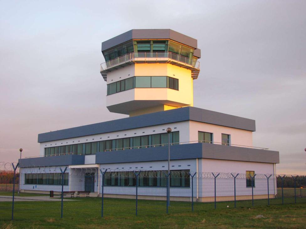 Wieża kontroli ruchu lotniczego na lotnisku Gdynia Babie Doły