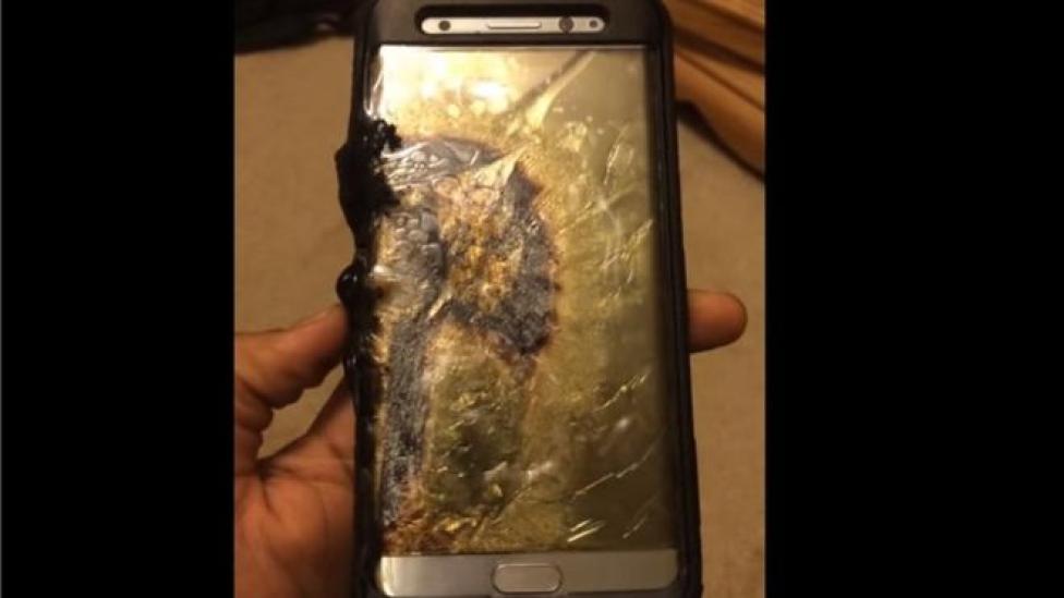 Galaxy Note 7 który uległ zniszczeniu w chwili odłączenia od ładowania fot. Ariel Gonzales