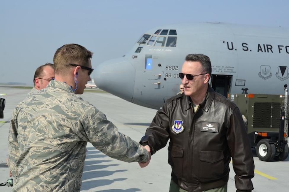 Gen. Partrick Mordente, dowódca 86 Skrzydła Lotnictwa Transportowego USAF podczas wizyty w Powidzu, fot. kpt. W. Baran
