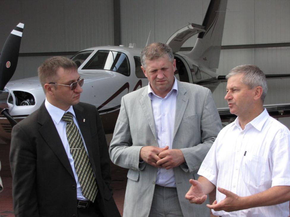 Włodzimierz Skalik (pierwszy z prawej) opowiada delegacji ukraińskiej o funkcjonowaniu lotniska Rudniki