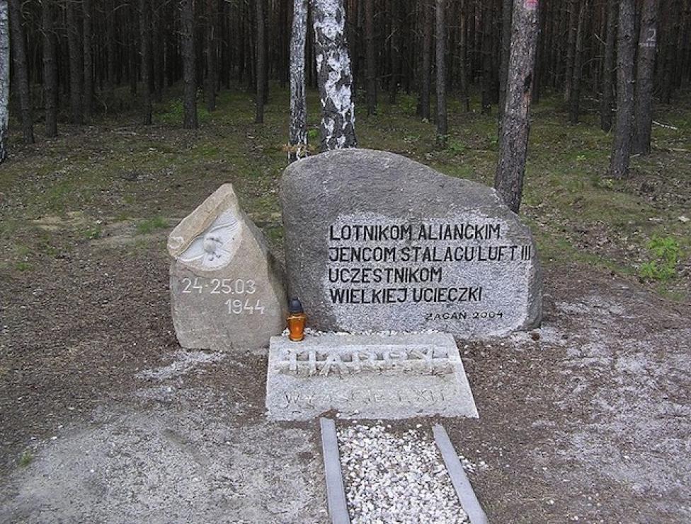 Wielka Ucieczka: Pamiątkowy kamień w miejscu wyjścia z tunelu "Harry", fot. vorwerk/wikipedia