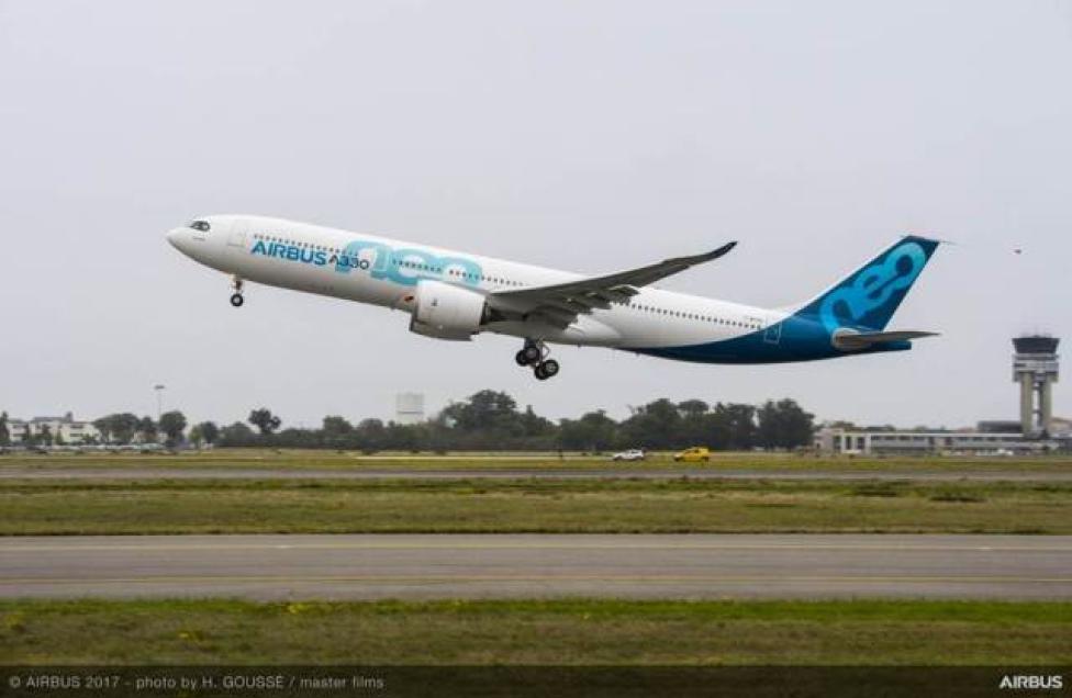 Dziewiczy lot pierwszego samolotu A330neo (fot. H. Gousse/Airbus)