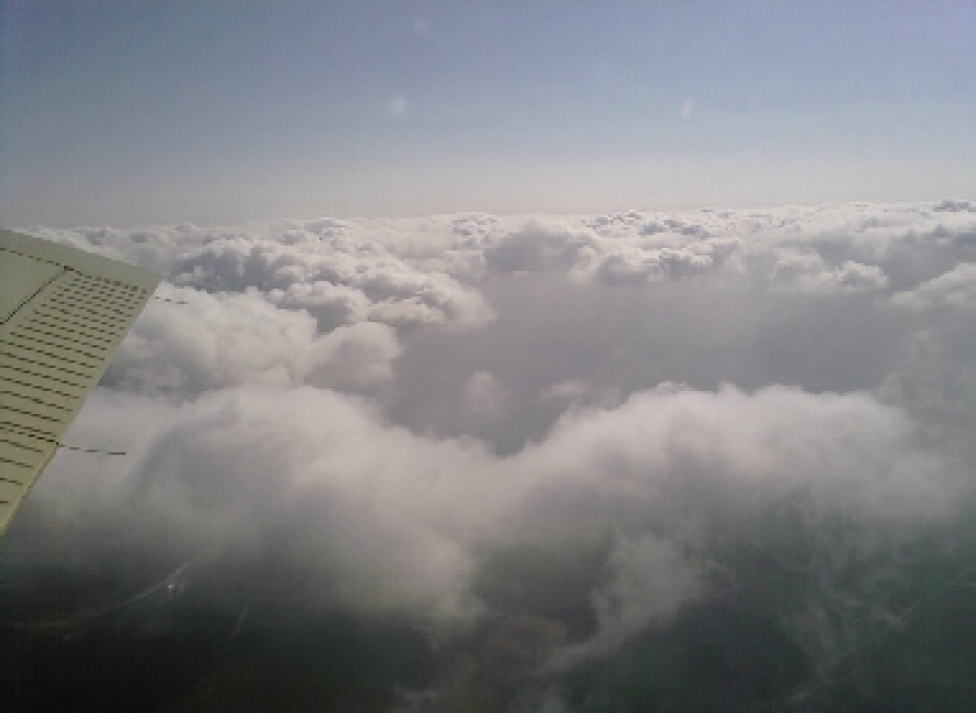 lot nad chmurami