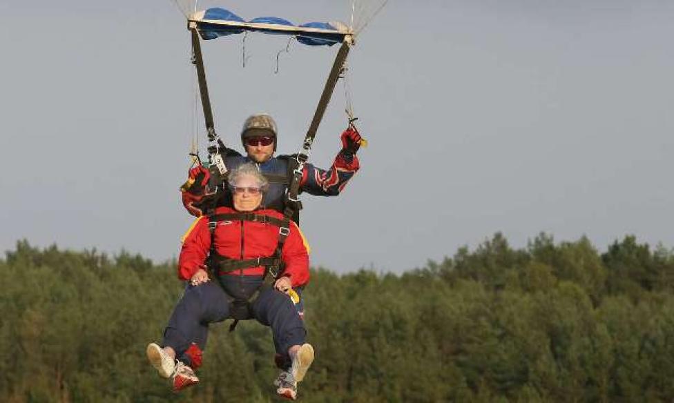 Ma 75 lat i skoczyła ze spadochronem w tandemie