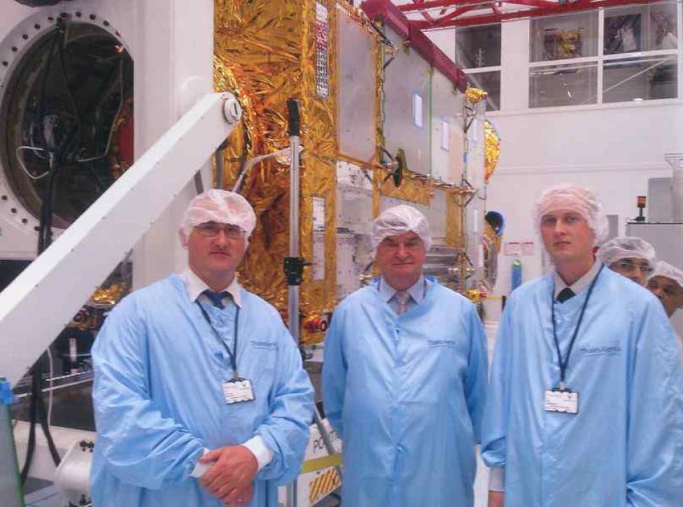 od lewej: dr inż. G. Rarata, prof. P. Wolański, mgr inż. P. Surmacz w hali montażu satelitów w Thales Alenia Space w Cannes