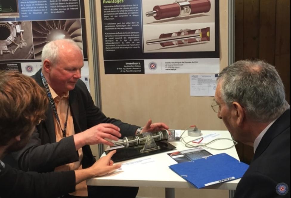 Prezentacji rozwiązań Instytutu na Targach dokonał Rzecznik Patentowy ITWL Pan mgr Paweł Ziencik (fot. ITWL) Prezentacji rozwiązań Instytutu na Targach dokonał Rzecznik Patentowy ITWL Pan mgr Paweł Ziencik (fot. ITWL)