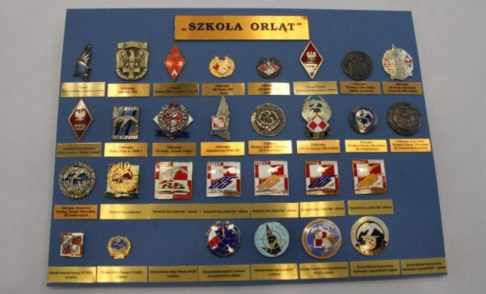 Kolekcja odznak i oznak dotycząca „Szkoły Orląt” (fot. muzeumsp.pl)
