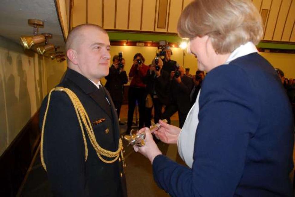  kpt. mar. pil. Sebastian Bąbel otrzymuje "Buzdygana" z rąk pani poseł Jadwigi Zakrzewskiej