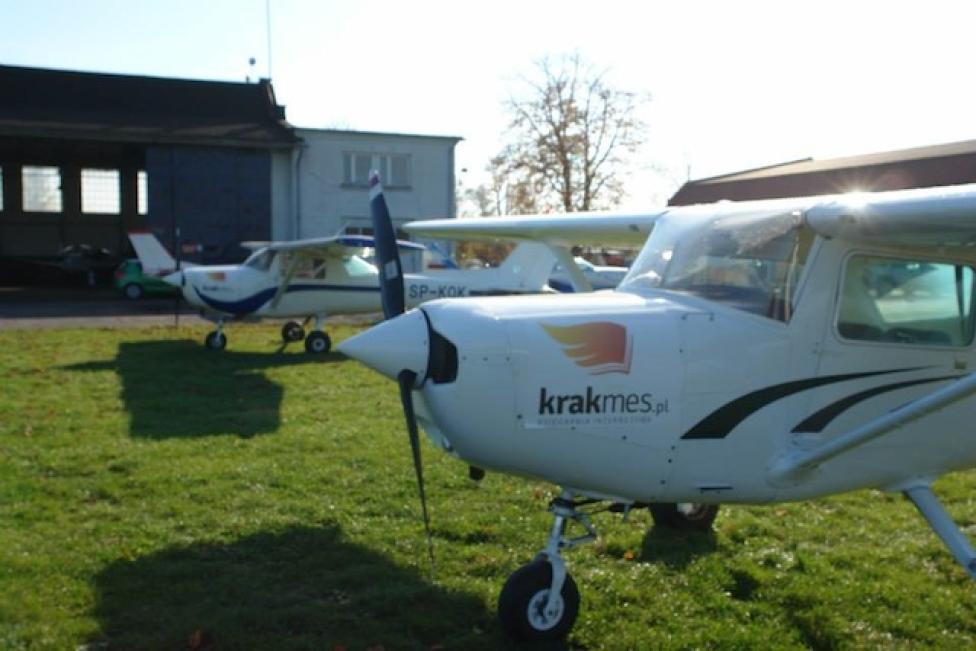Aeroklub Krakowski (samoloty przed hangarem)