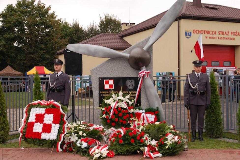 Pomnik poświęcony pamięci załogi samolotu PZL.37 Łoś z 16 Eskadry Bombowej
