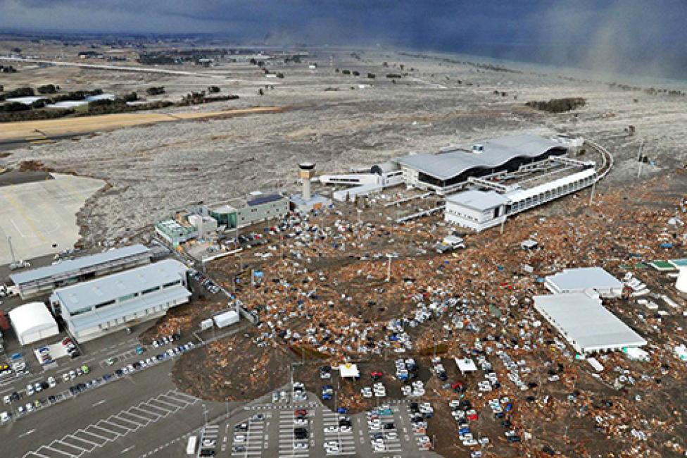 Zalane przez falę tsunami japońskie lotnisko 