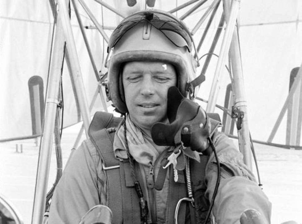 Lou Everett- pilot oblatywacz; jako pierwszy zasiadł za sterami statku powietrznego wyposażonego w napęd i skrzydło Rogallo.