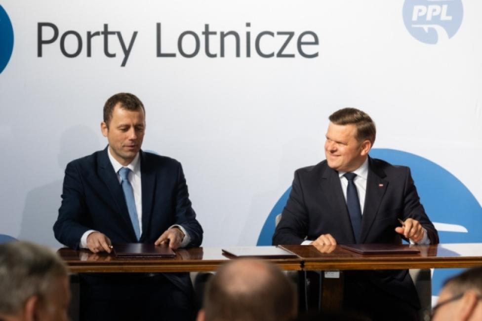 Podpisano umowę o sprzedaży radomskiego lotniska przedsiębiorstwu Porty Lotnicze (fot. premier.gov.pl)