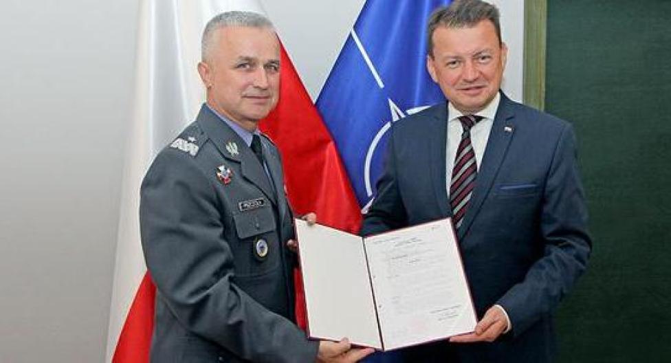 Generał bryg. pil. Jacek Pszczoła i Mariusz Błaszczak, minister obrony narodowej (fot. mon.gov.pl)
