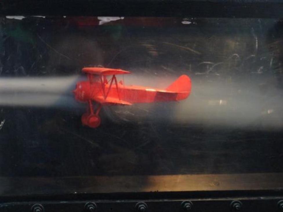 Model szybowca w tunelu poddany działaniu dymu