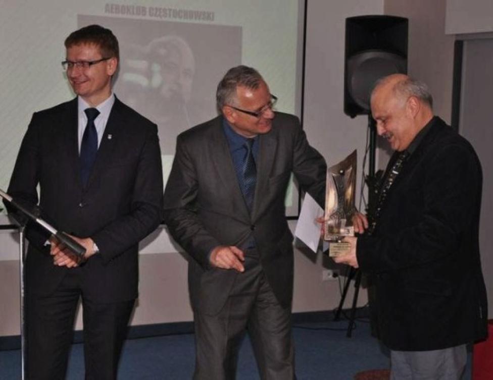Janusz Darocha (z prawej) odbiera statuetkę na gali. Z lewej: Krzysztof Matyjaszczyk, w środku Zdzisław Wolski