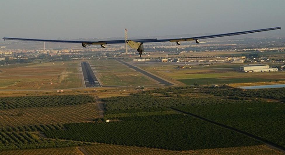 Solar Impulse 2 ląduje w Sewilli na południu Hiszpanii (fot. solarimpulse.com)