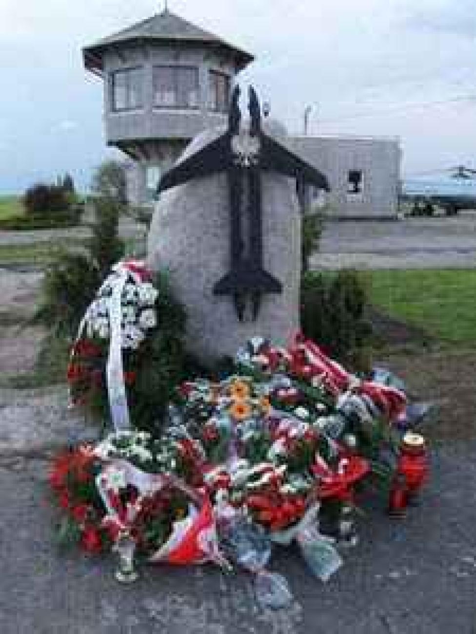 Obelisk poświęcony upamiętnieniu ofiar tragicznej katastrofy lotniczej prezydenckiego samolotu pod Smoleńskiem 10 kwietnia 2010