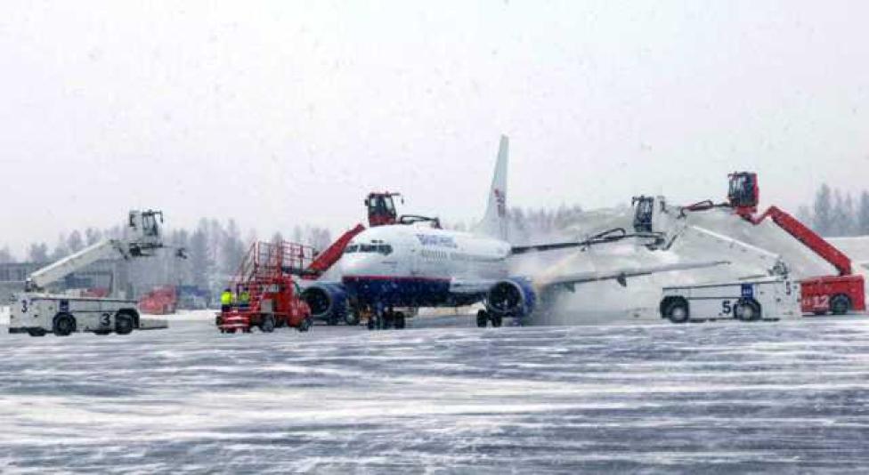 Odladzanie samolotu pasażerskiego na lotnisku w Oslo (fot. Oslo Lufthavn)