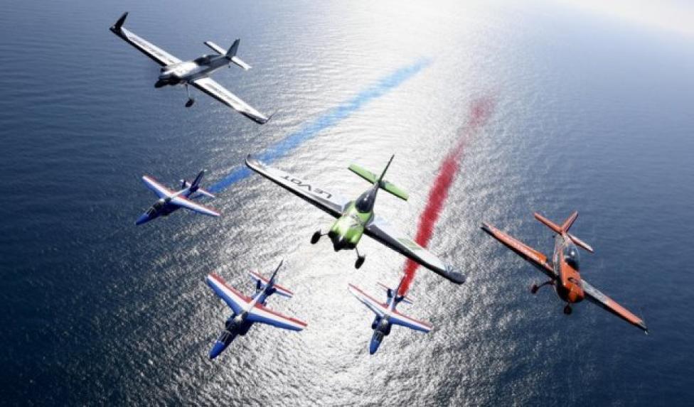Patrouille de France w towarzystwie pilotów Red Bull Air Race (fot. Anthony Pecchi/Red Bull Content Pool)