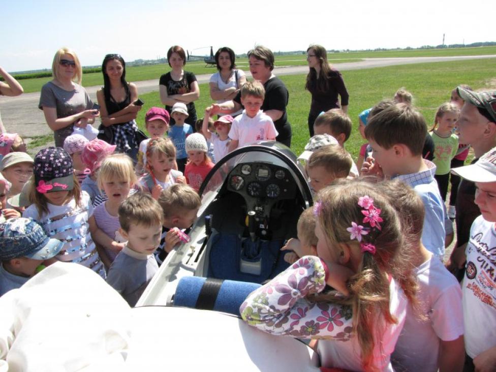Dzieci na lotnisku w Rudnikach/ fot. Aeroklub Częstochowski