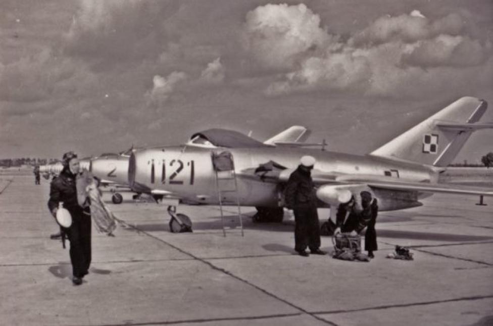 Por. pil. Marian Klusek przy samolocie Lim-2 nr 1121 (fot. archiwum MKSL w Gdyni)