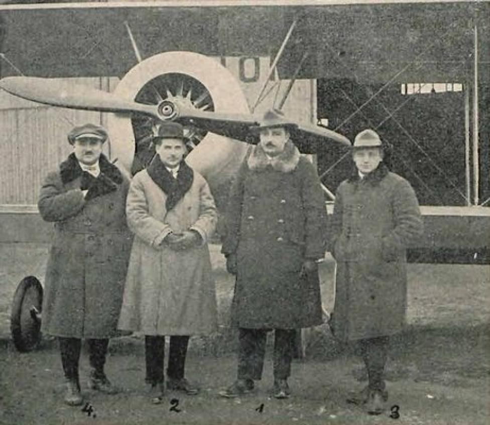  Inż. Gustaw Mokrzycki (pierwszy od lewej) (Źródło: Lotnik nr 4-5/1925). Za: samolotypolskie.pl