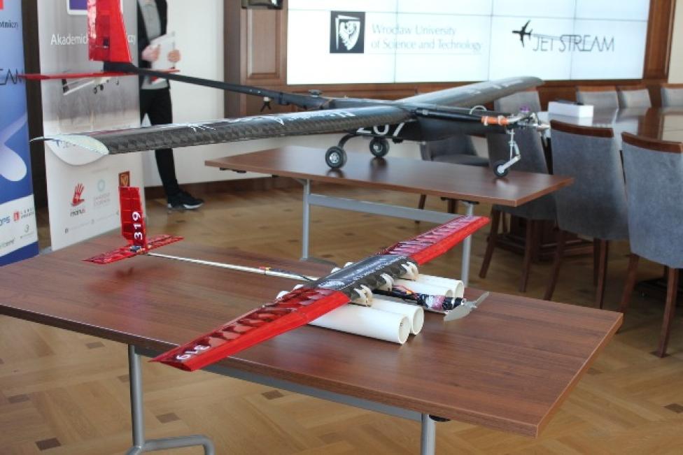„Dragonfly” i „Red Bomber” samoloty bezzałogowe przygotowane przez Akademicki Klub Lotniczy PWr (fot. pwr.edu.pl)