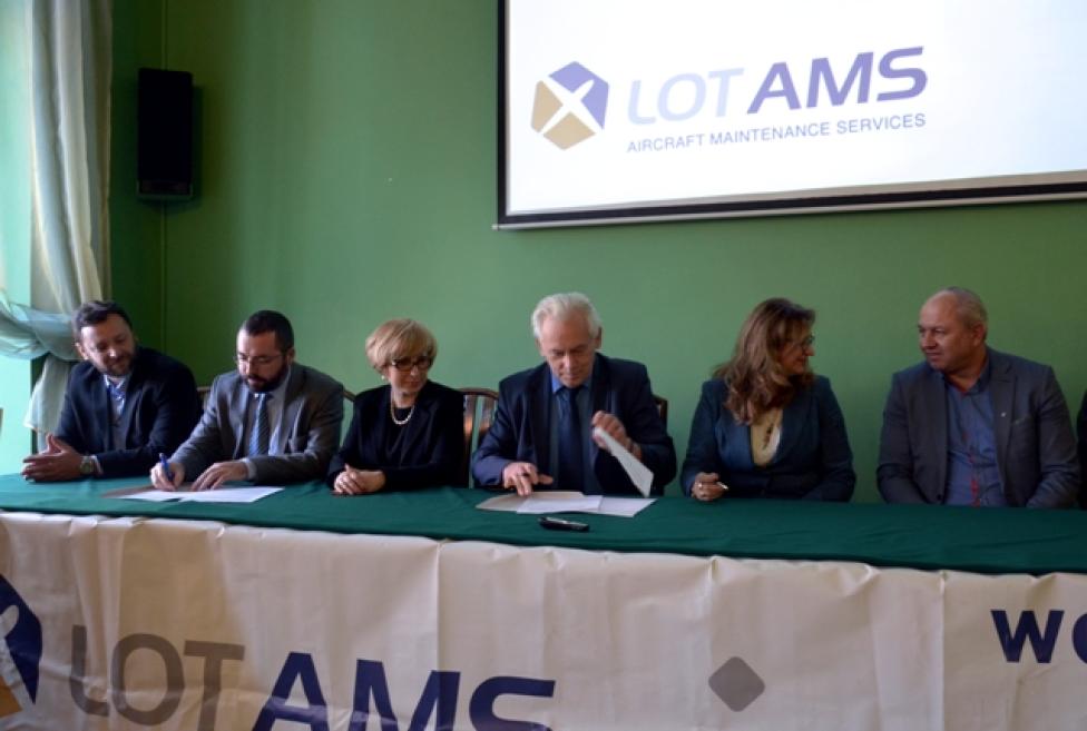 LOTAMS podpisuje umowę patronacką z Zespołem Szkół Samochodowych w Radomiu (fot. LOTAMS)