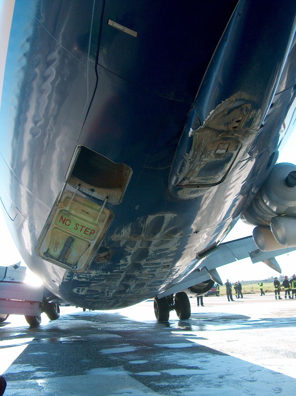 Uszkodzony Boeing linii Ryanair po awaryjnym lądowaniu, źródło: http://www.flightglobal.com