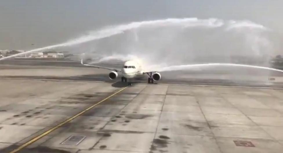 Salut Wodny na powitanie samolotu linii Saudia (fot. kadr z filmu MSDAR NEWS/Twitter)
