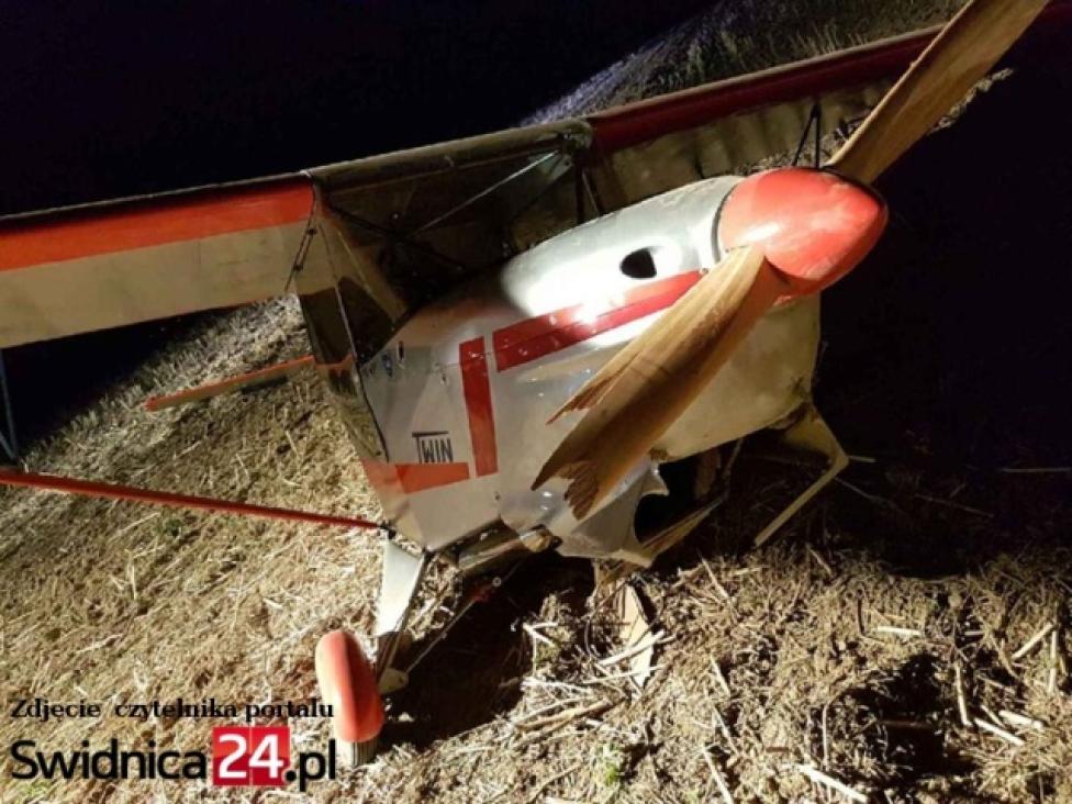 Samolot po awaryjnym lądowaniu porzucony na polu (fot. swidnica24.pl)
