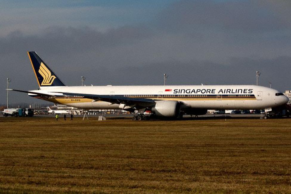 B773 Singapore Airlines poza pasem na lotnisku w Monachium, fot. avherald.com