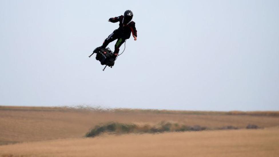 Franky Zapata podczas lotu na skyboard, fot. skynews