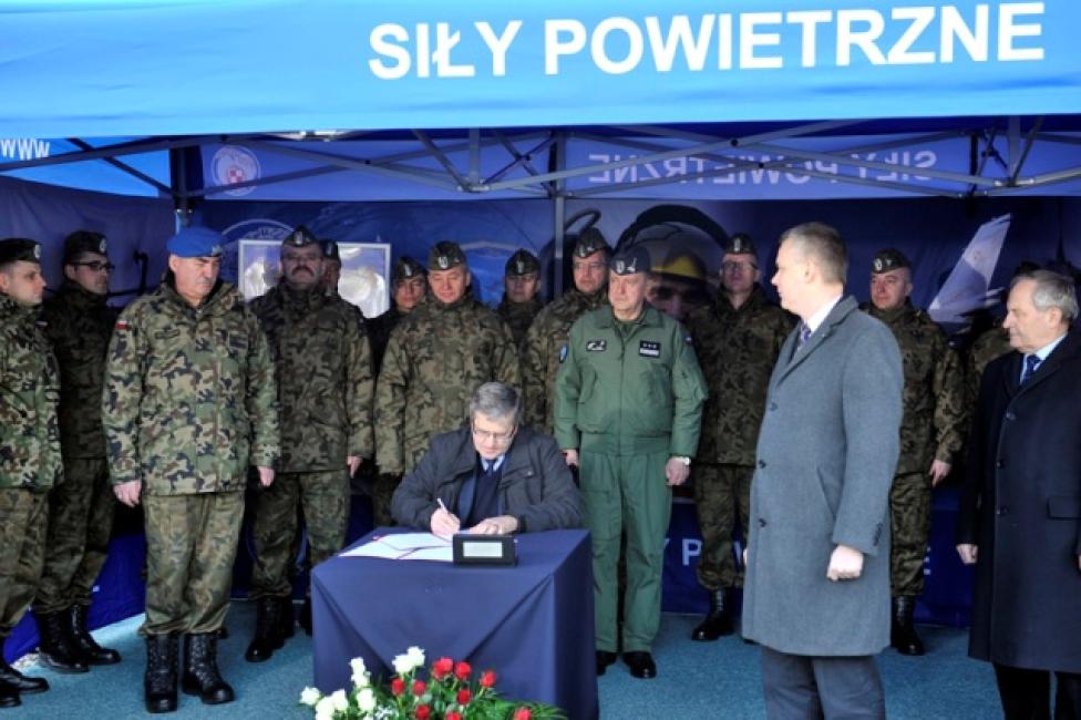 Prezydent Bronisław Komorowski podczas podpisania znowelizowanej ustawy