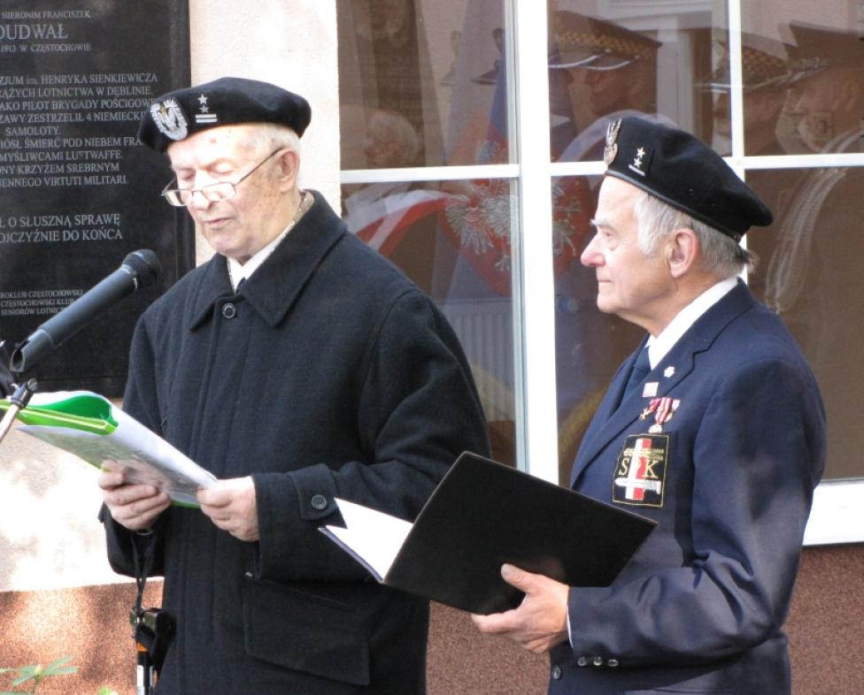Jacek Przygodzki (z prawej) i Bolesław Gaczkowski przedstawili życiorys kpt. Jerzego Palusińskiego