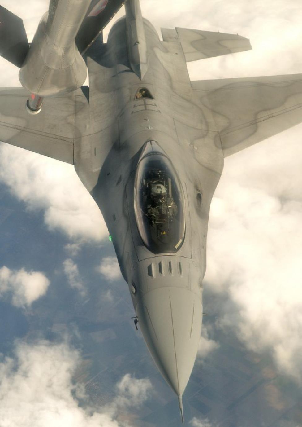 Tankowanie F-16/ fot. kpt. Marlena BIELEWICZ/2 SLT.