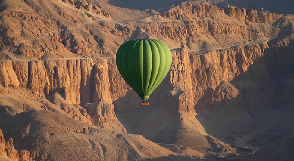 Balon z turystami w locie nad Egiptem