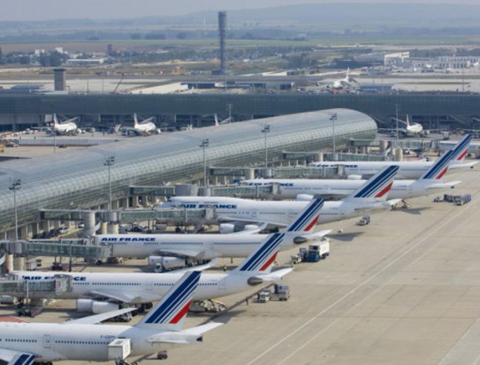 Samoloty Air France pod terminalem lotniska CDG