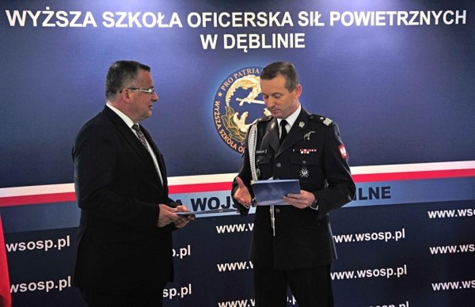 Od lewej: Prezes PAŻP Janusz Niedziela i Rektor – Komendant WSOSP gen. bryg. pil. dr Piotr Krawczyk (fot. PAŻP)