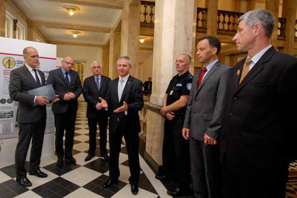 W otwarciu wystawy w gmachu Sejmu Śląskiego uczestniczył m.in. Zbigniew Nieradka (pierwszy z prawej)/ fot. Tomasz Żak