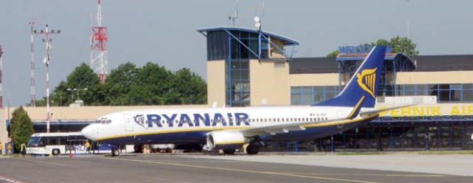 B738 linii Ryanair na lotnisku we Wrocławiu