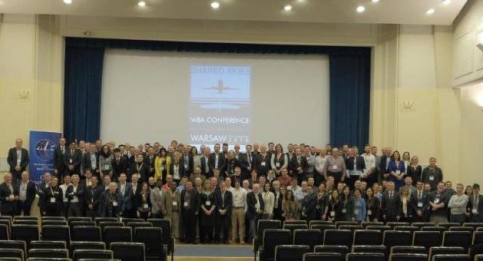 Pamiątkowe zdjęcie ponad 150 przedstawicieli z 30 państw świata, uczestników Konferencji World Birdstrike Association (fot. ULC)