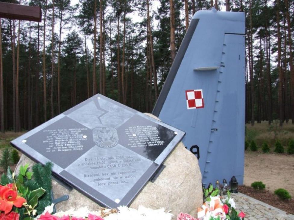 Pomnik upamiętniający katastrofę samolotu CASA, fot. donremigio