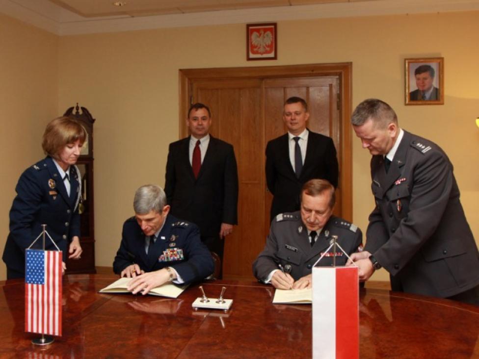 Podpisywanie Memorandum o Porozumieniu Między Departamentem Obrony Stanów Zjednoczonych i Polski