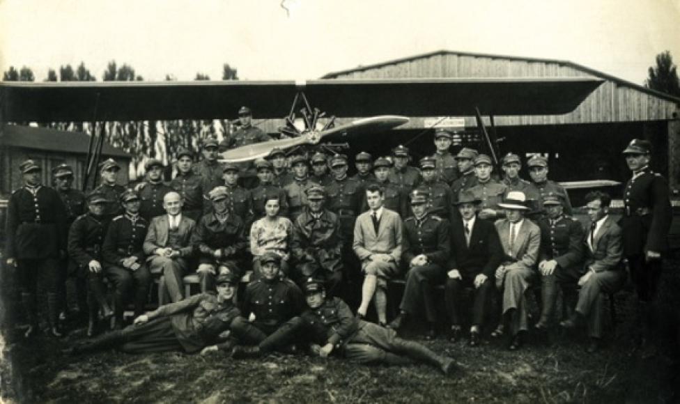 Pracownicy stacji płatowcowej Instytutu w 1930 roku przy prototypie szkolnego samolotu Bartel BM-2 (fot. ilot.edu.pl)